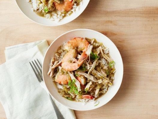Foto di Gumbo in una pentola a cottura lenta con pollo affumicato e gamberi