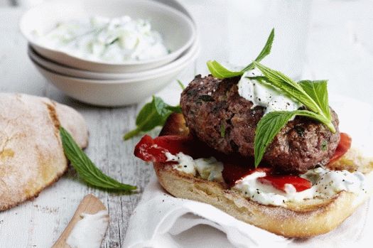 Hamburger fotografico con cotoletta d'agnello e pasta di formaggio zaziki