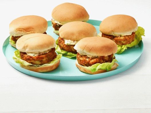 Hamburger fotografici con cotolette di granchio impanate con cracker