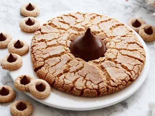 Photo Giant biscotti alle arachidi con un centro di cioccolato