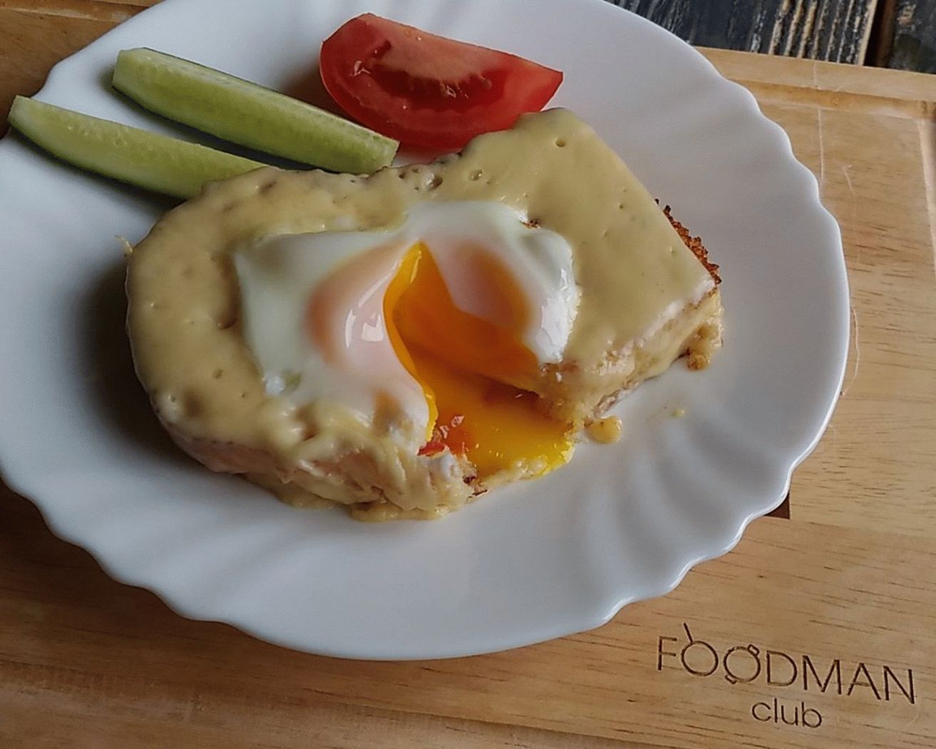 Рецепт завтрака с сыром и яйцами. Яичница омлет глазунья. Завтраки яичница с сыром. Яичница с помидорами и сыром. Завтраки яичница с помидорами и с сыром.