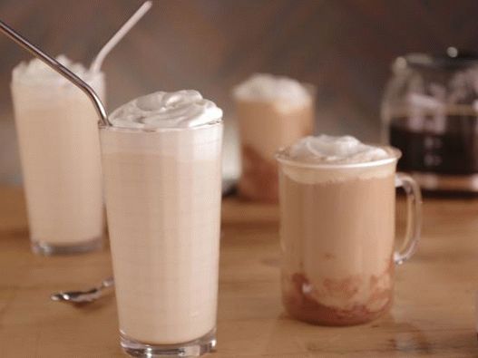 Foto Latte caldo alla nocciola con sciroppo di cioccolato e caramello