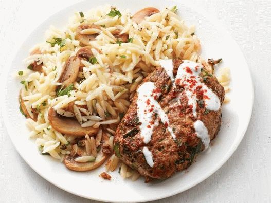 Foto di polpette di manzo con funghi e pasta di rizoni