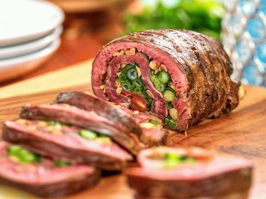 Foto di rotolo di manzo alla griglia in stile tailandese con pasta di curry