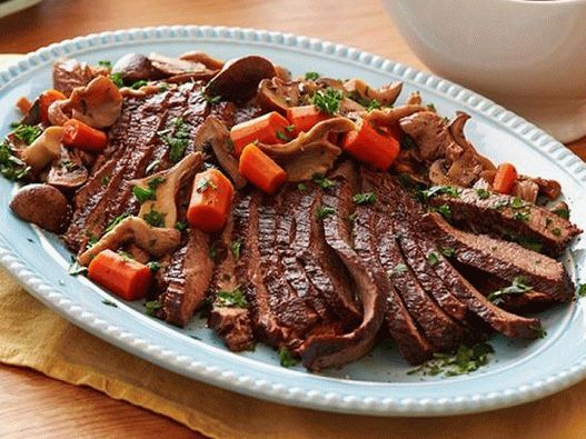 Foto petto di manzo con ragù di carne in una pentola a cottura lenta