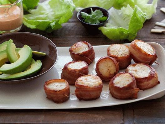 Foto Capesante avvolte in pancetta con salsa moho roho