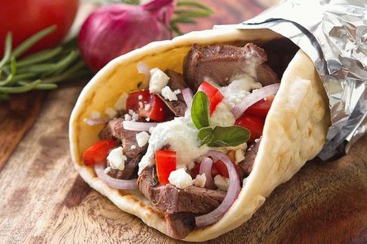 Foto fast food greco Gyros: tortilla con agnello e salsa zaziki