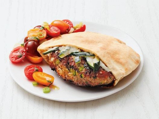 Foto hamburger greco con insalata di tacchino e pomodoro