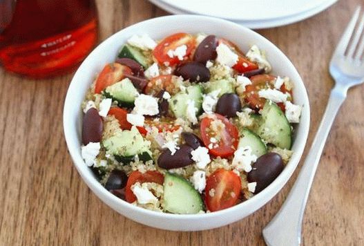 Foto dell'insalata greca di Horiatica con quinoa