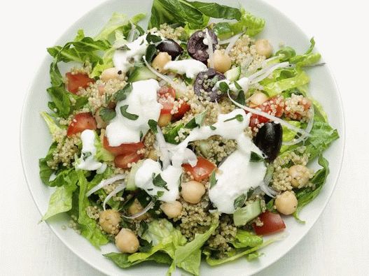 Foto insalata greca di Choriatiki con quinoa e ceci