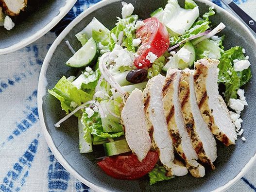 Foto insalata greca di pollo marinato con origano
