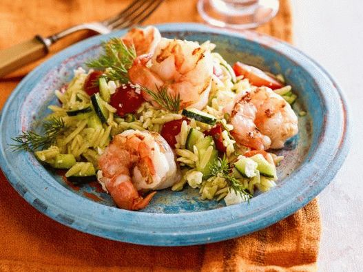 Foto insalata greca con gamberi alla griglia e salsa alla vinaigrette
