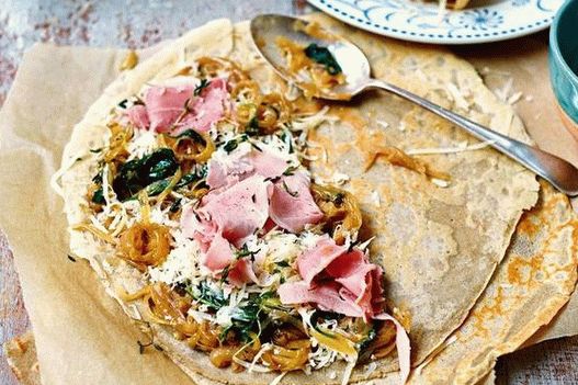 Foto Frittelle di grano saraceno con prosciutto, groviera e cipolle caramellate