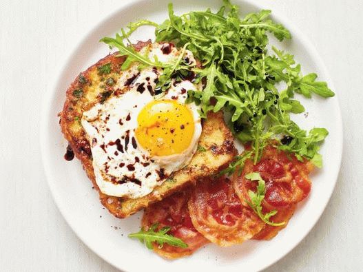 Foto di crostini con parmigiano, pancetta e uova
