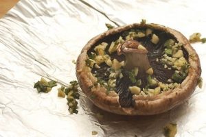 Funghi grigliati in un foglio