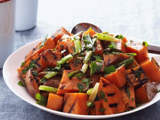 Foto Insalata grigliata con patate dolci e cipolle verdi