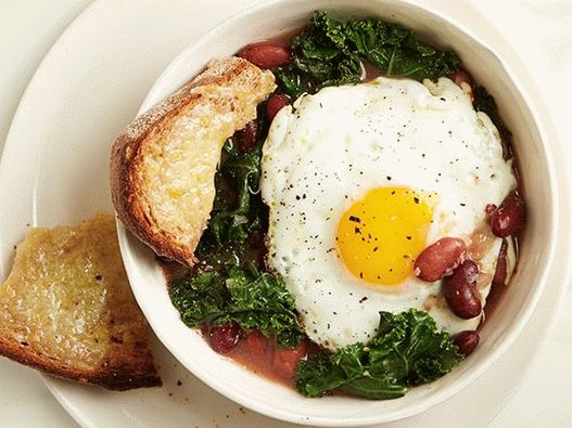 Foto Spessa zuppa di cavolo e fagioli con toast