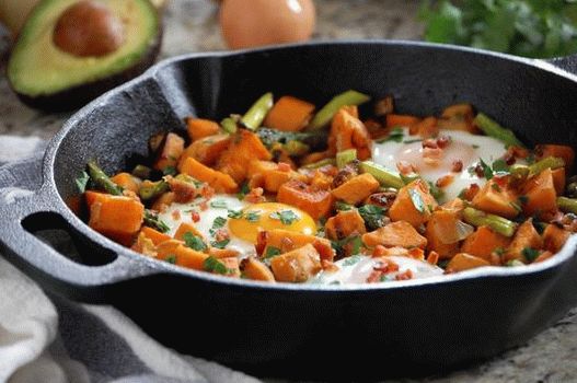 Foto di patate dolci hash brown con asparagi e uova fritte