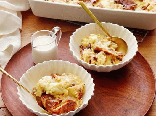 Budino di pane al pannellone fotografico con salsa all'amaretto