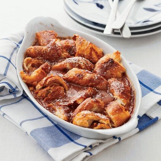 Budino di pane con cornetti al caramello