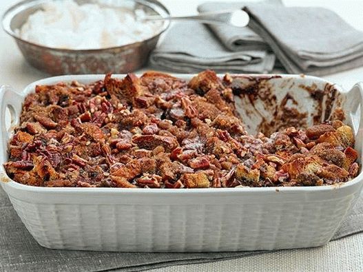 Budino di pane con panna montata foto