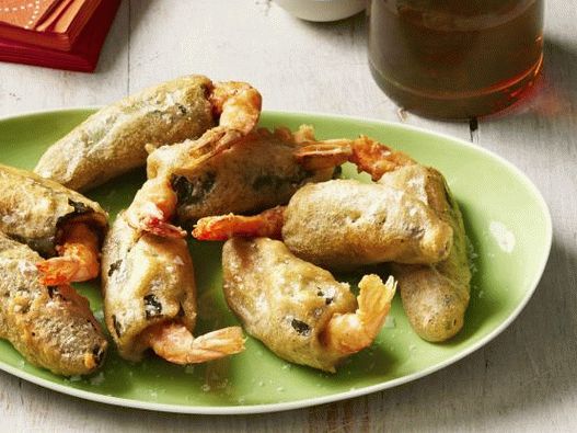 Foto di un cracker di peperoni jalapeno con gamberi in pastella