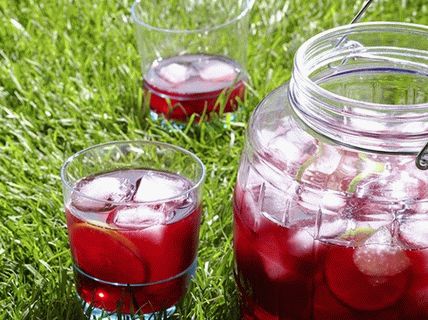 Foto di tè freddo all'ibisco con lime