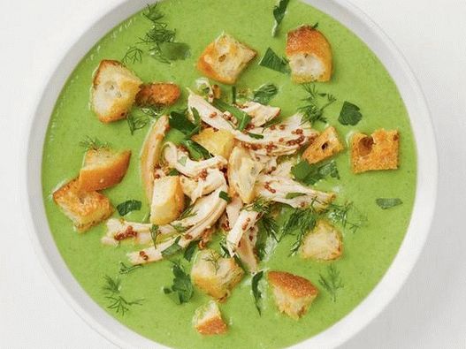 Zuppa fredda di zucchine fredde con pezzi di pollo affumicato Zuppa fredda di zucchine fredde con pezzi di pollo affumicato