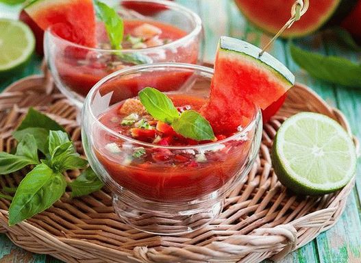 Zuppa fredda di gazpacho con fragole