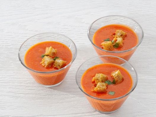 Zuppa di pomodoro fredda con foto