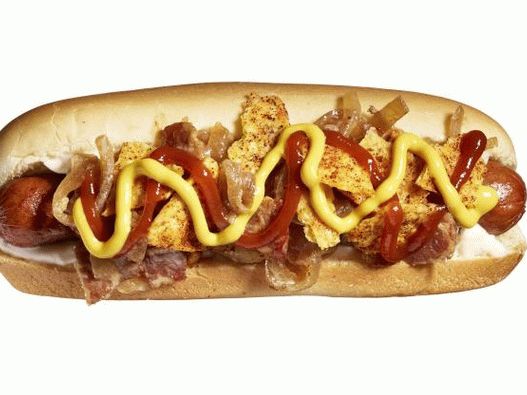 Foto di un hot dog con condimento di peperoncino e pancetta
