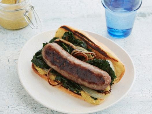 Hot dog fotografico con salsicce di bratwurst e cavolo