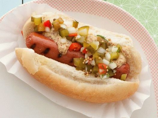 Hot dog con salsiccia alla griglia e salsa di cetriolo sottaceto fatta in casa