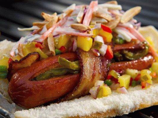 Hot dog con salsiccia in pancetta e salsa di ananas