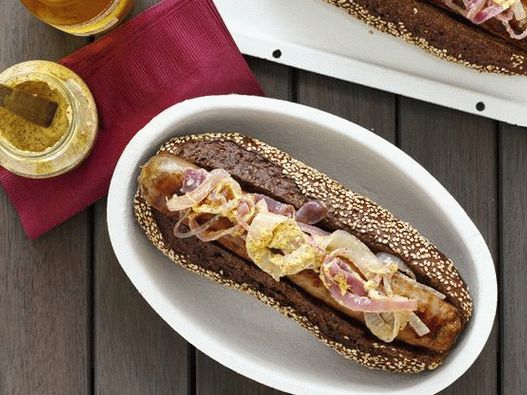 Foto Hot dog con salsicce di manzo, formaggio Wisconsin alla griglia