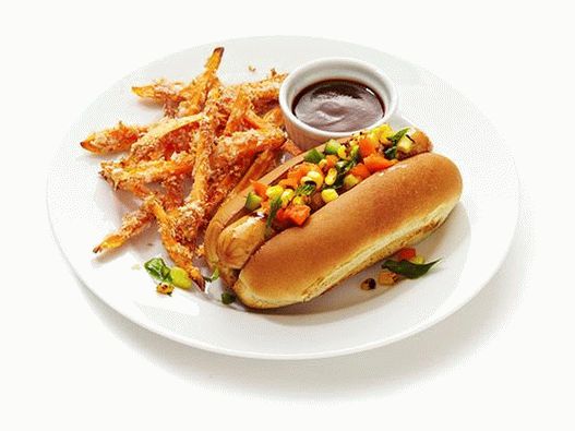 Hot dog con salsicce di pollo alla griglia e patatine fritte