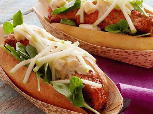 Hot dog con salsicce di pollo e spezie indiane