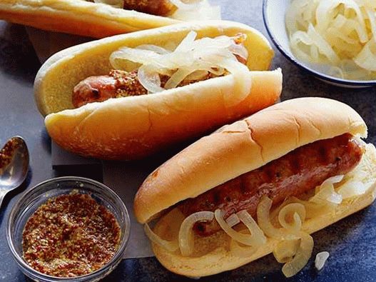 Foto hot dog con salsicce alla griglia nella birra
