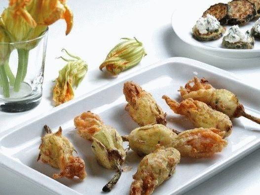 Foto Fiori di zucca croccanti ripieni di carne di maiale e ricotta fritta