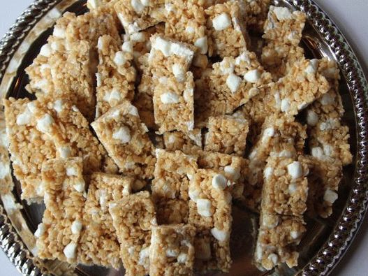 Foto barrette di cereali croccanti con burro tostato e marshmallows