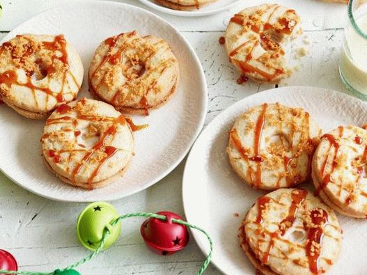 Foto biscotto di panpepato con zampa d'uovo e caramello