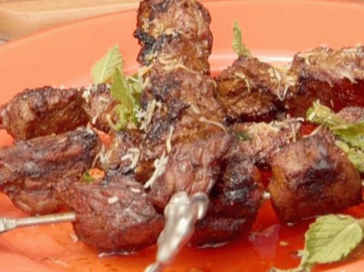 Foto Spiedini di agnello indiano al curry con chutney di menta e nettarine e pita