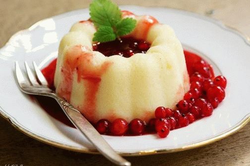 Foto di budino di semola indiano con salsa di ribes rosso