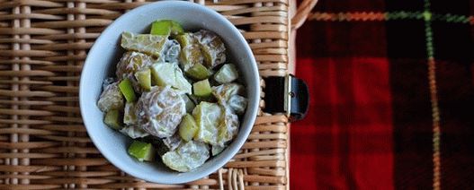 Foto insalata di patate irlandese con mele