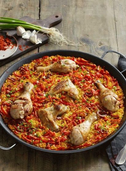 Foto paella spagnola con pollo e chorizo