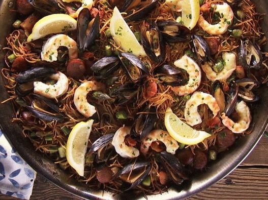 Foto piatto spagnolo con cozze e noodles