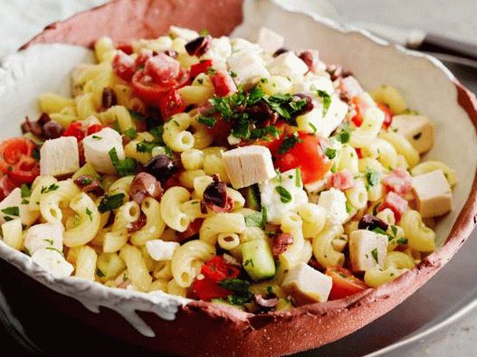 Foto insalata italiana con pasta e pollo