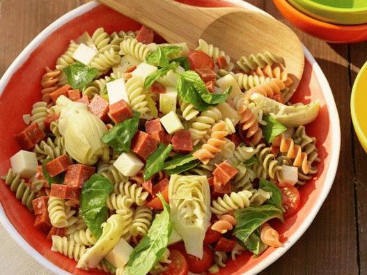 Foto insalata italiana con pasta