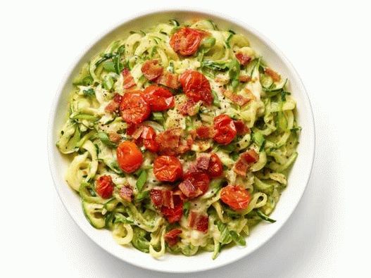 Tagliatelle di zucchine foto in salsa di pancetta