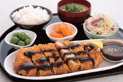 Foto Katsudon (braciola di maiale impanata fritta con riso)